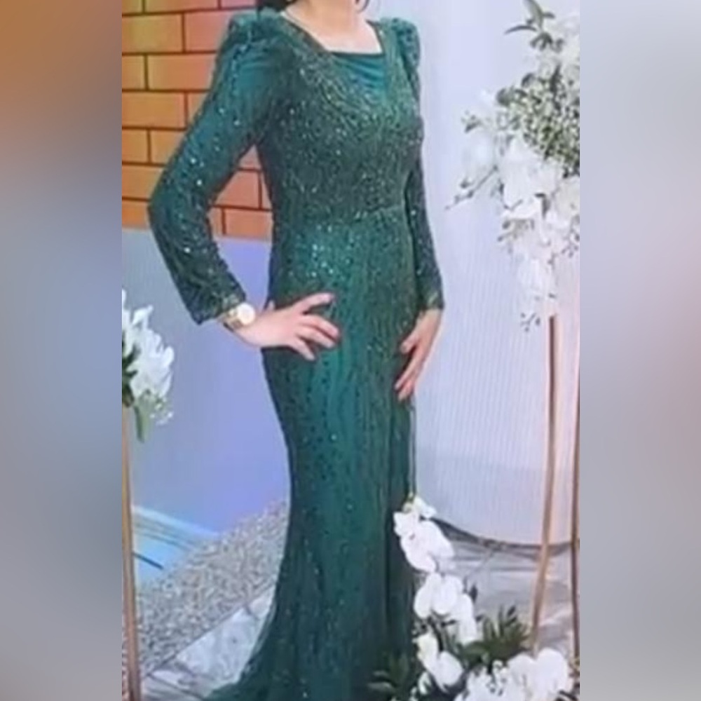 Elegant Green Sequin Evening Gown
